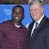 An alumnus gets a photo with T.Haas